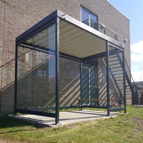 Rookoverkapping Myla 253 Rokersoverkapping naast bedrijfsingang 4x2m